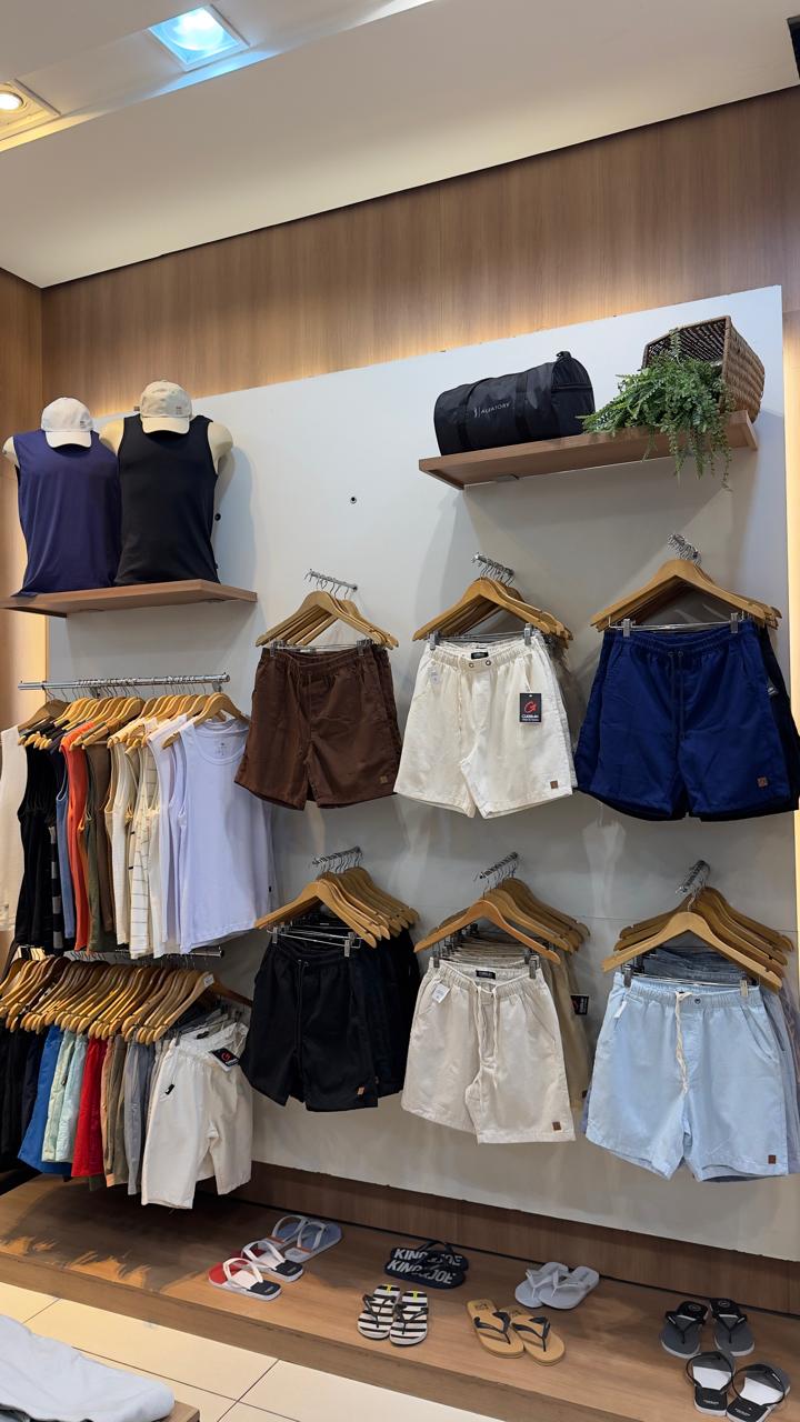 Parede de bermudas, regatas e chinelos