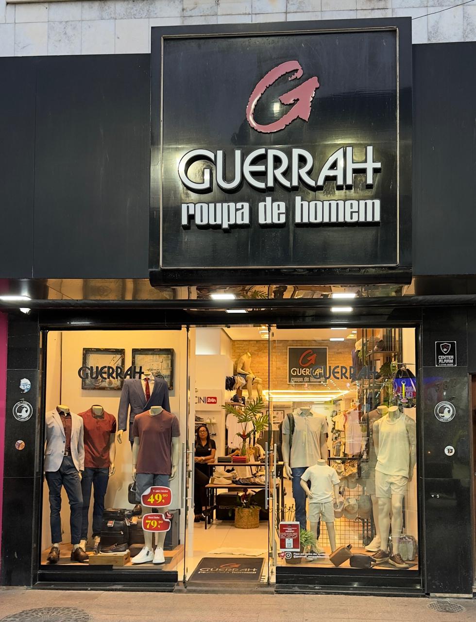 Fachada da loja Guerrah Roupa de Homem com vitrine de roupas masculinas